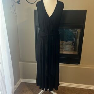 Black Sleeveless V-Neck Maxi Dress